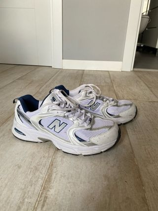 Zapatillas New Balance 530 - blancas y plateadas