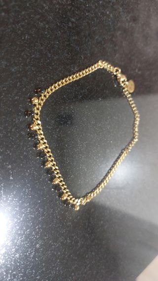 Pulsera dorada con cuentas