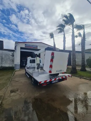 Iveco Daily 2020 furgon camión  elevadora
