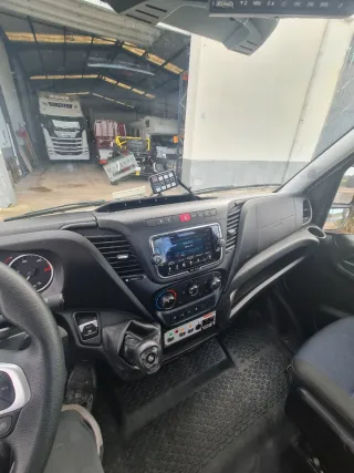 Iveco Daily 2020 furgon camión  elevadora