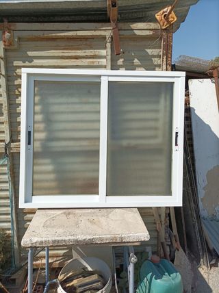 Ventana corredera blanca de aluminio