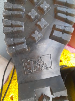 Dr. Martens anfibi neri 1460