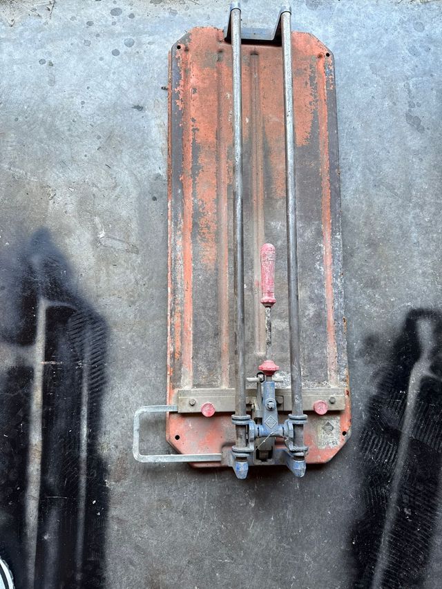 Corta azulejos antiguo