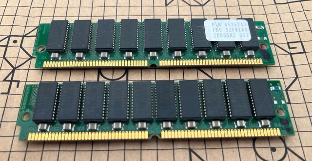 2 Módulos de RAM SIMM 2MB cada uno (total: 4MB).