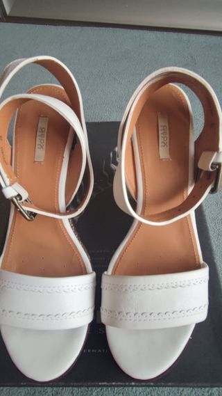 Sandalias Geox de mujer de cuero, con cuña.