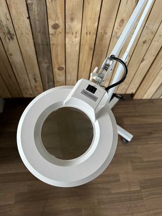 LUPA AUMENTO + LAMPARA LED CON RUEDAS 