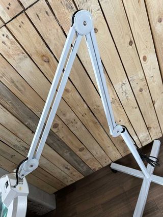 LUPA AUMENTO + LAMPARA LED CON RUEDAS 
