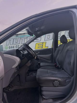 Nissan Almera Tino 2003