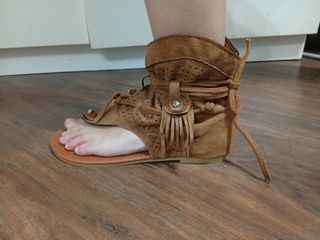 Sandalias planas marrones con flecos