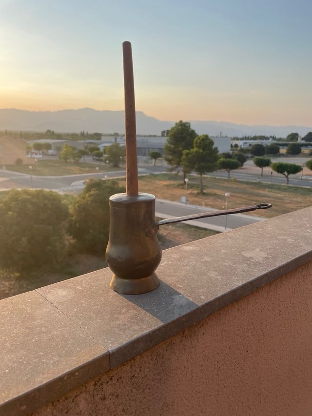 Chocolatera de bronce antigua