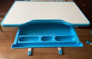 Escritorio infantil evolutivo azul. 