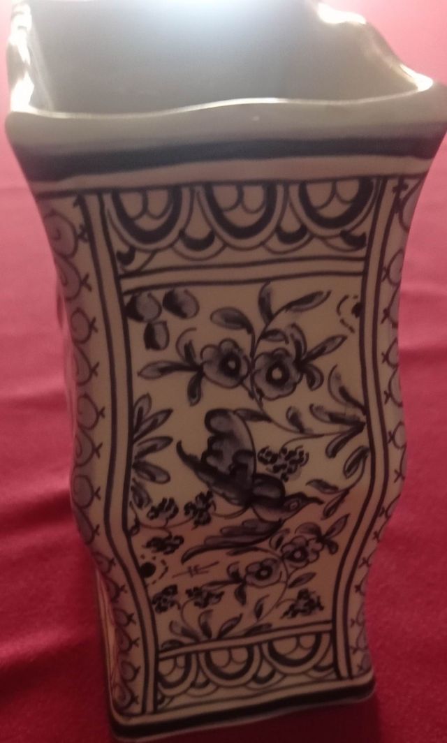 Jarrón cerámico azul y blanco