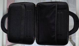 Funda portátil negra semirrígida 