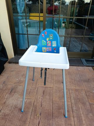 Trona bebé azul con bandeja. Ikea