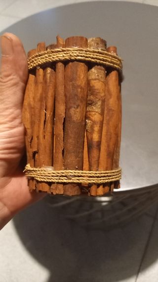 Candela profumata in ceramica e legno