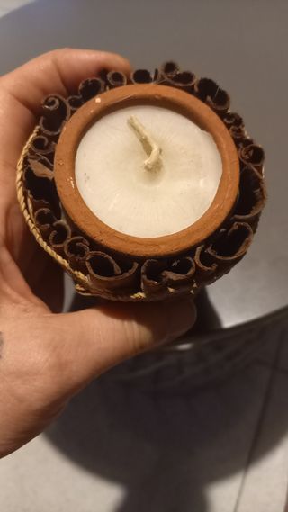 Candela profumata in ceramica e legno