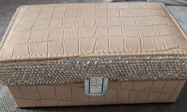 Joyero beige con brillantes
