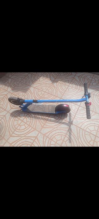 Patinete eléctrico azul