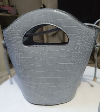 Bolso pequeño gris y otro igual negro 
Precio c/u