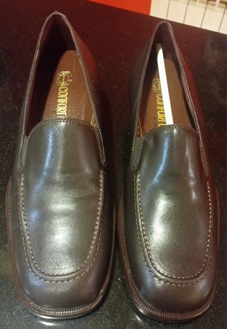 Zapatos marrones de tacón bajo