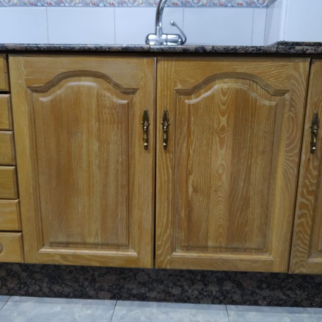 Puertas de muebles de cocina en madera de roble.
