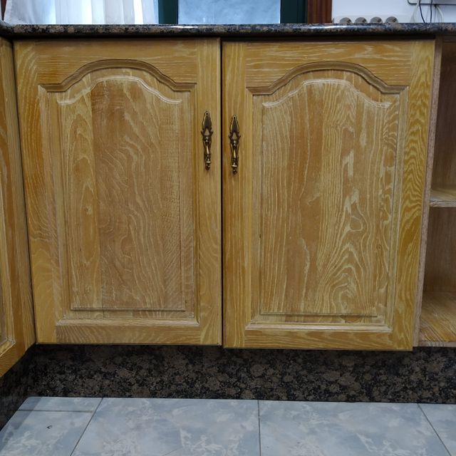 Puertas de muebles de cocina en madera de roble.