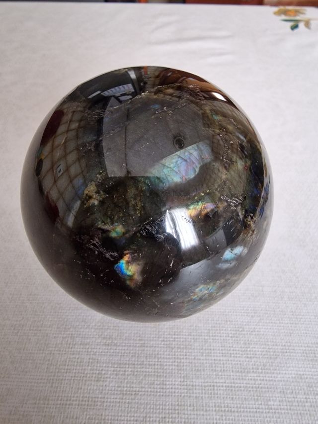 Esfera de labradorita negra