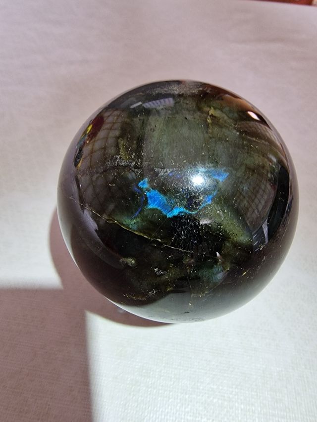Esfera de labradorita negra