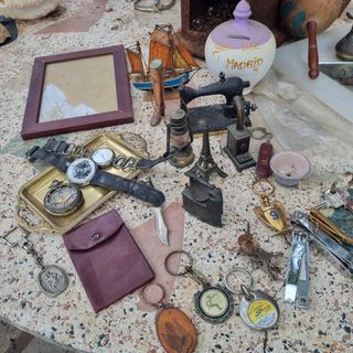 Lote antigüedades: Relojes, máquina coser