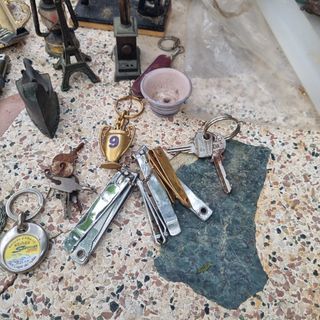 Lote antigüedades: Relojes, máquina coser
