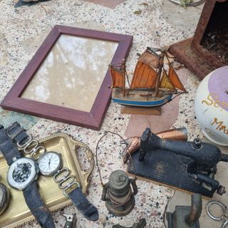 Lote antigüedades: Relojes, máquina coser