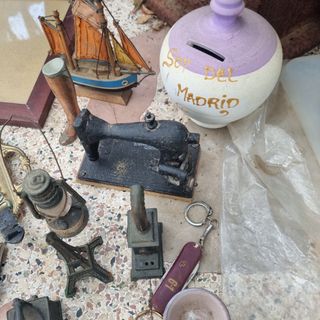 Lote antigüedades: Relojes, máquina coser