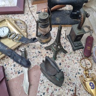 Lote antigüedades: Relojes, máquina coser