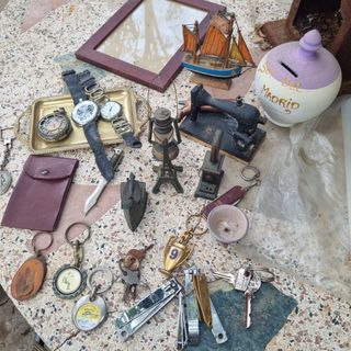 Lote antigüedades: Relojes, máquina coser