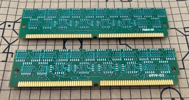 2 Módulos de RAM Motorola (desconozco MB y año).