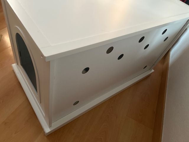 Mueble arenero para gatos blanco montado