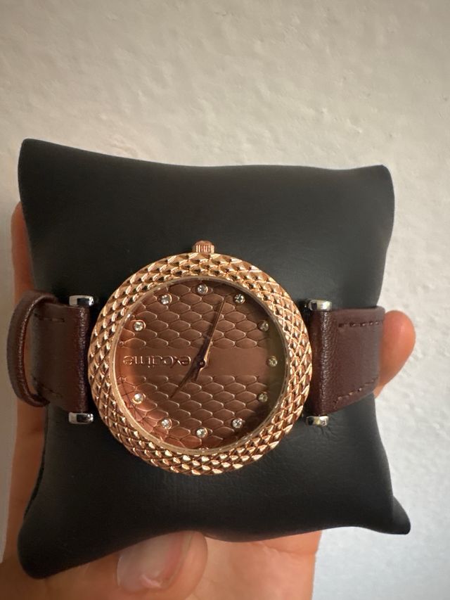 Reloj marrón y dorado