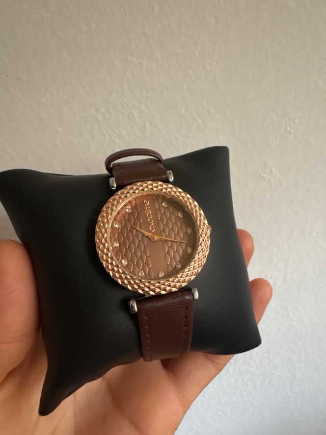 Reloj marrón y dorado