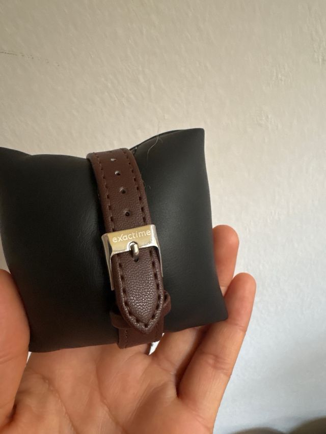 Reloj marrón y dorado