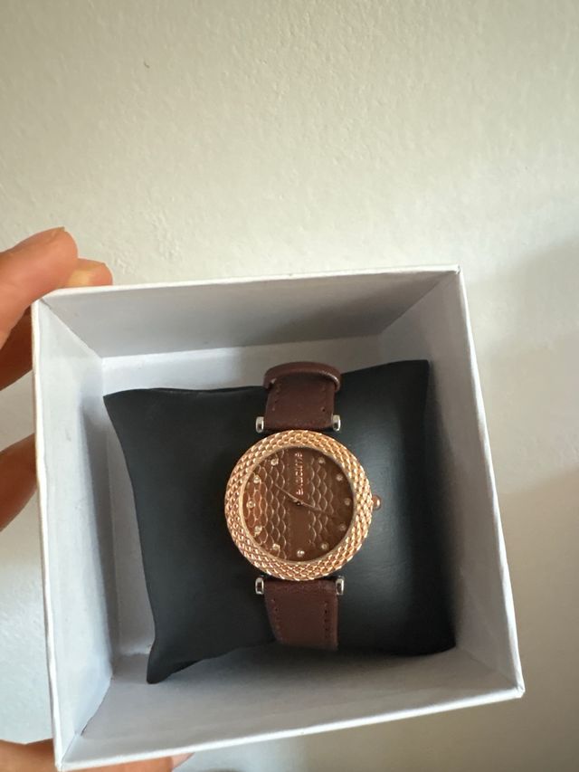 Reloj marrón y dorado