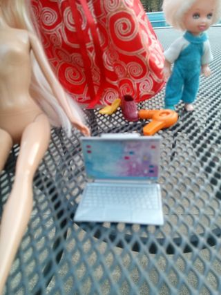 3 muñecas y accesorios