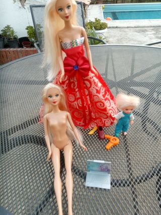 3 muñecas y accesorios