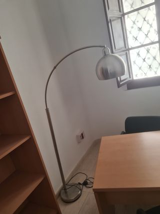 Lámpara de pie arqueada y muebles varios de oficin