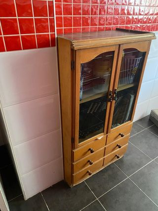Aparador madera con cristal