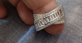 Anillo Plata con circonitas. Mide entre 6 y 6,50
