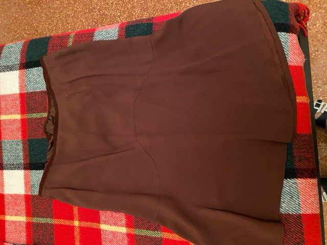 Completo giacca e top marrone con gonna