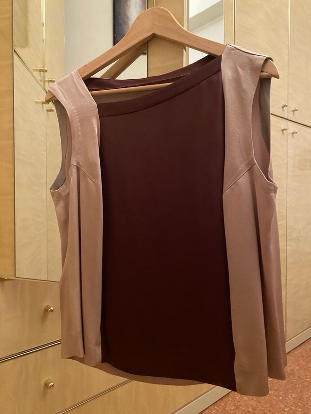 Completo giacca e top marrone con gonna