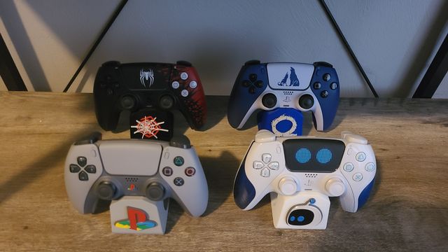 Soportes mandos PS5 de diferentes estilos