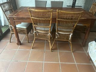 Mesa comedor rústica de madera,mimbre y 4 sillas