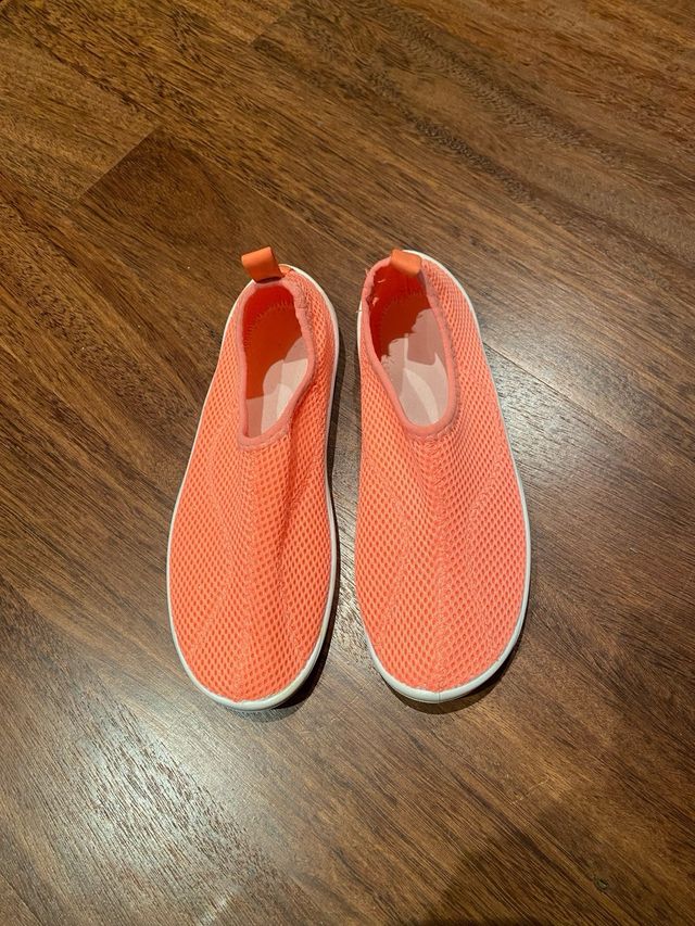 Escarpines playa - naranja y blanco